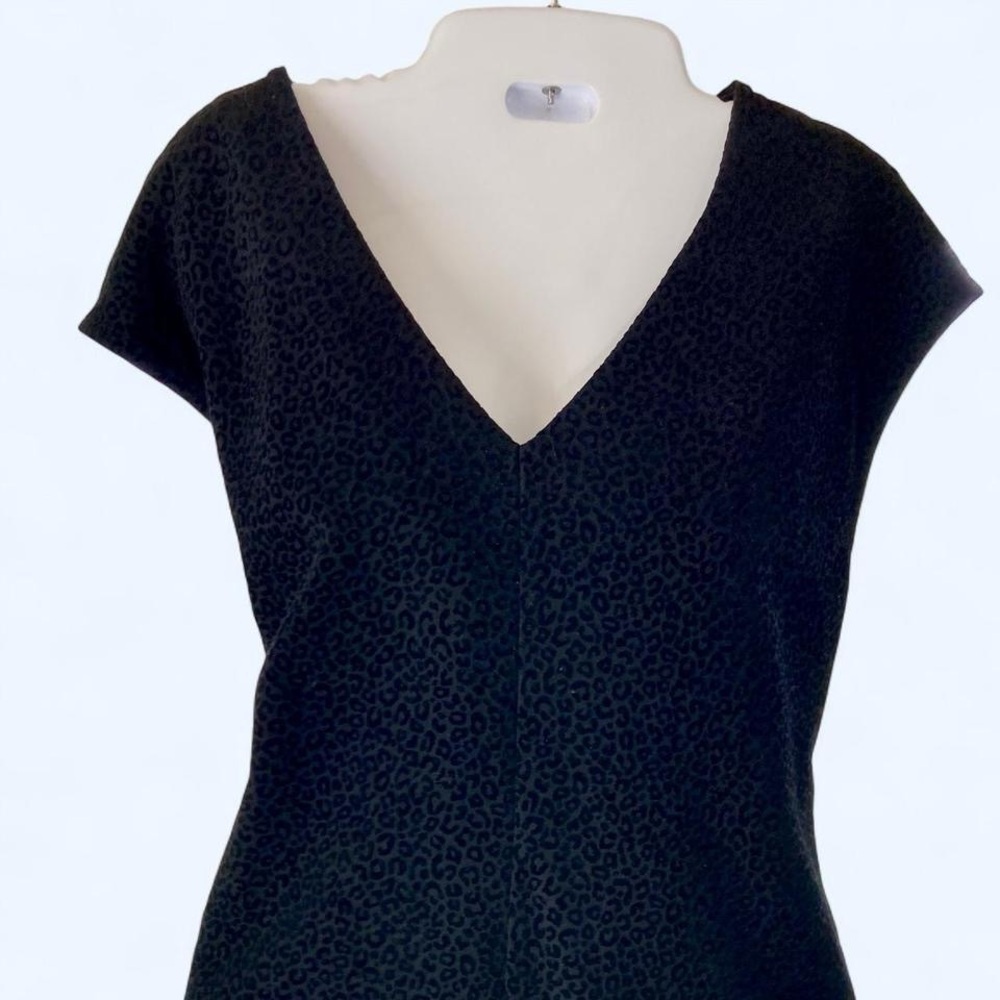 Ann Taylor Black V-Neck short sleeve leopard print top M